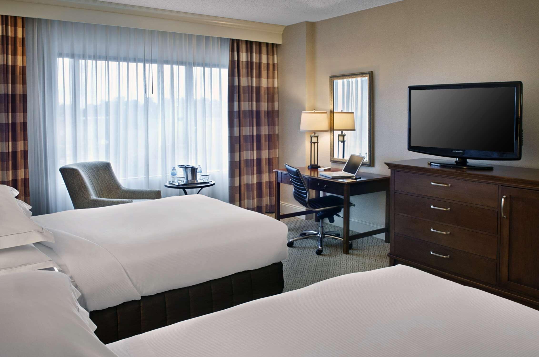 Hilton Гринвилл Экстерьер фото